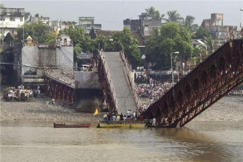 突然传来一声巨响！近2万吨钢材倒塌，75名工人遇难