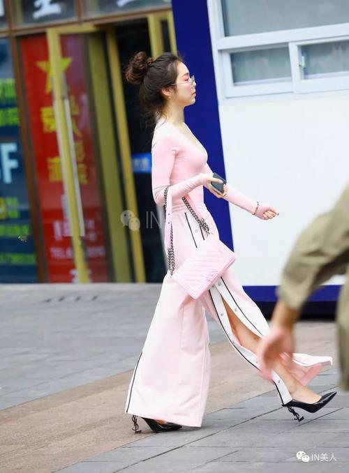 百变黑色高跟，晒出好身材