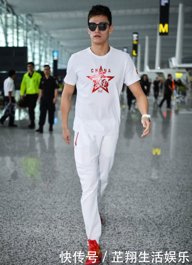 孙杨身材绝了！简单的基本款竟穿出时髦感，网友：不愧是世界冠军