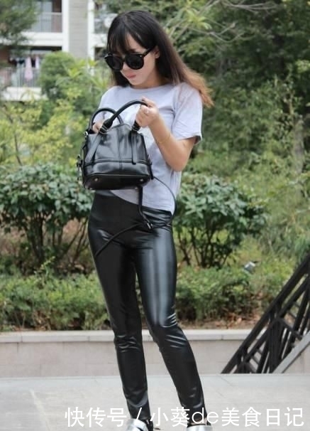 #有型#街拍:女人为何都钟情皮裤,有型显身材,魅力迷人