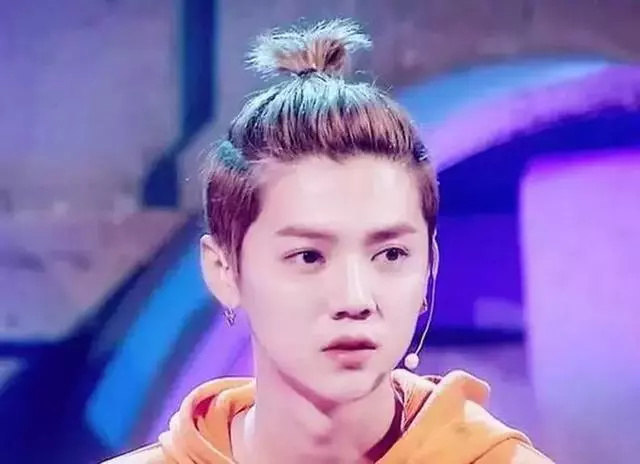 鹿晗改掉烟熏妆,扎起了苹果头,分分钟被圈粉了