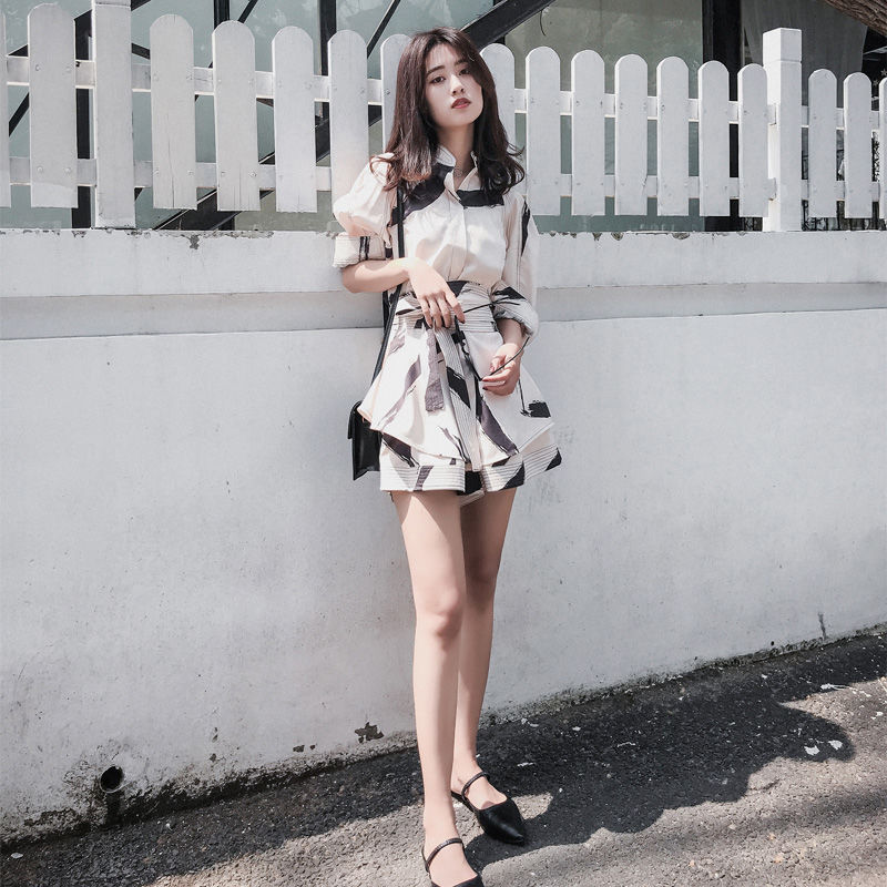 小姐姐不穿丝袜，瞧瞧下图直接穿个高跟就出门，满屏白腿真晃眼