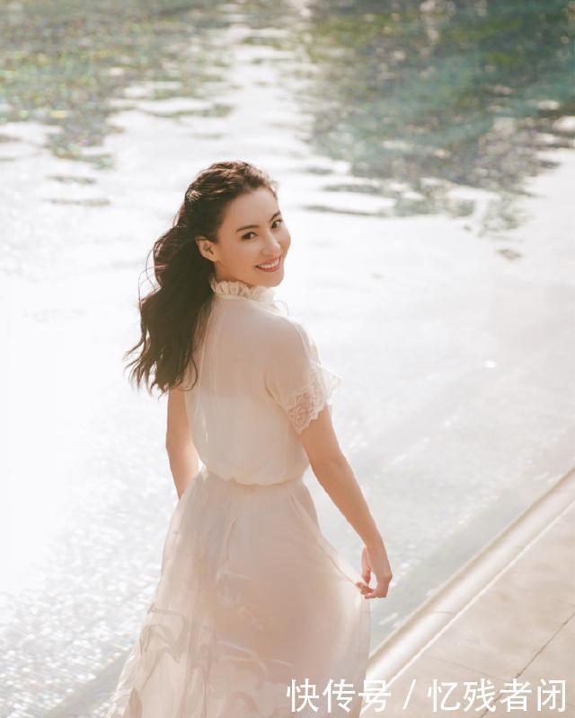 【张柏芝】40岁张柏芝身材真好,小白裙清纯有气质,宽松版型藏不住的凹凸感