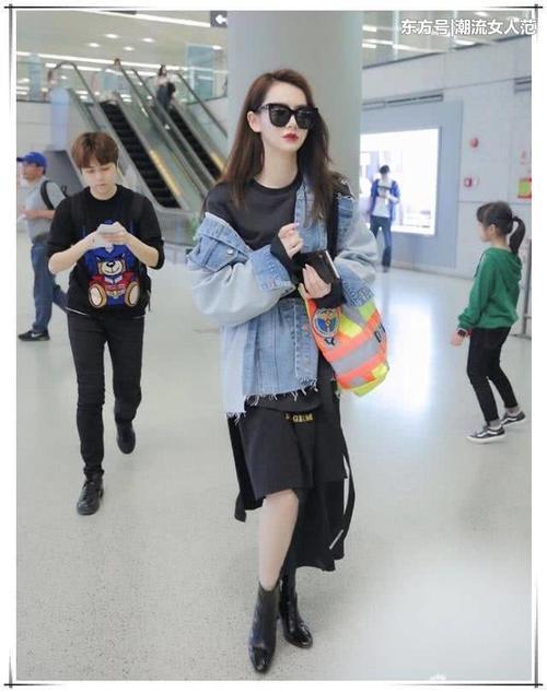 戚薇为博眼球拼了！直接穿成这样走机场，网友：她是没穿裤子吗？