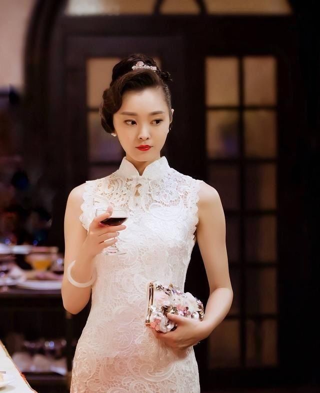  #性感#现在的女人真会穿,这样性感的旗袍直接穿上了,不过真好看