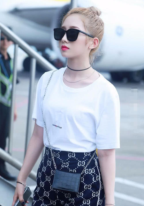 孟美岐这造型给力了，半身裙被剪开了，只能靠两个别针固定住！