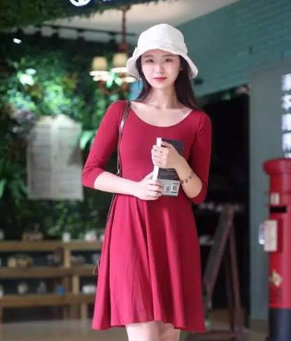 街拍：甜美白皙随性的小姐姐，穿着清纯甜青春！