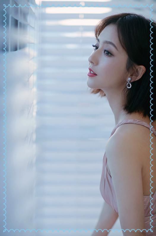 当迪丽热巴和佟丽娅同穿吊带裙，网友：干瘦和苗条的差距一目了然