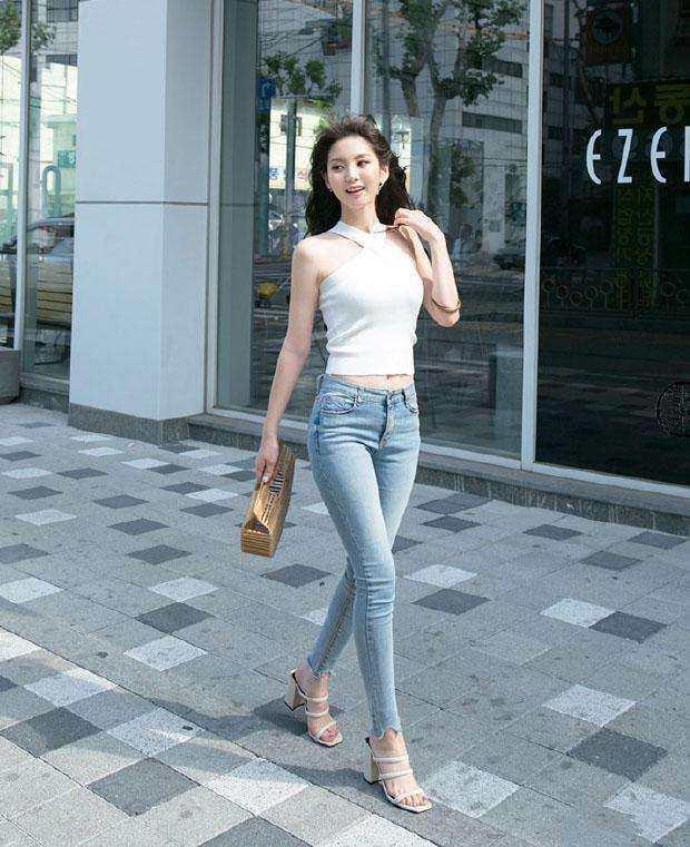 气质显瘦的牛仔裤, 修身却又不死板, 很有青春的朝气