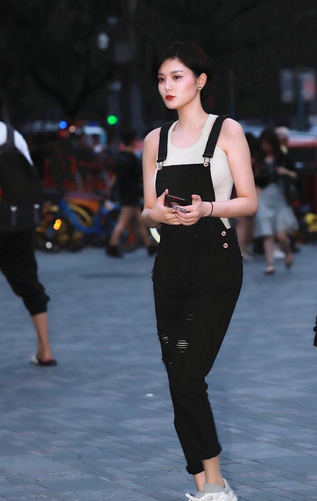 北京街拍：这里的女孩魅力又时尚，看到她们后，目光不愿再移开