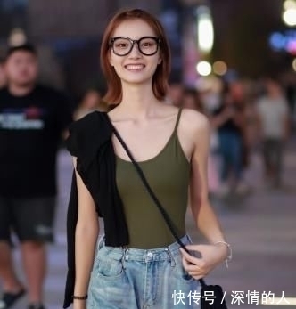 纽扣|她的腰有多细?我穿紧身的裤子她改小2次才穿得了,有5颗扣子!