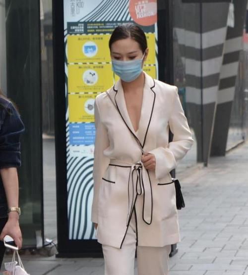  「黄色」街拍：面带微笑的小姐姐，一件黄色卫衣配牛仔裤，青春靓丽气息