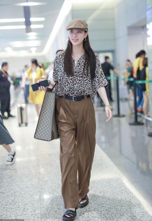  【时尚又耐看】潮流女孩今年都穿“豹纹”，衬衫潇洒高级，阔腿裤时尚又减龄