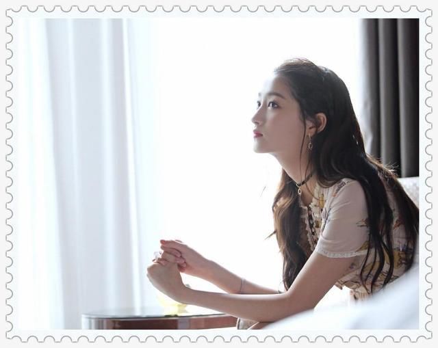 谁说关晓彤像大妈？同穿印花裙，明明是18岁的李兰迪更显老气！