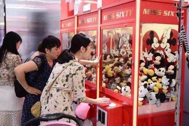 她在衰落之时被温州大佬收购，如今竟然位居女装品牌前列?牛逼!