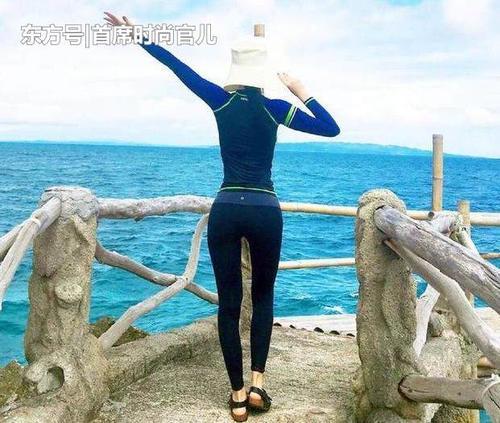身材婀娜的打底裤美女，突显小蛮腰，轻松穿出女神范！