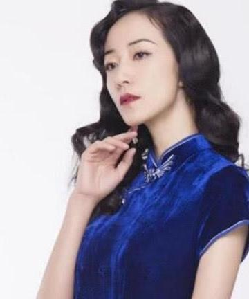 宋佳、陈数穿旗袍韵味十足，身材完美，47岁的她反而更少女！