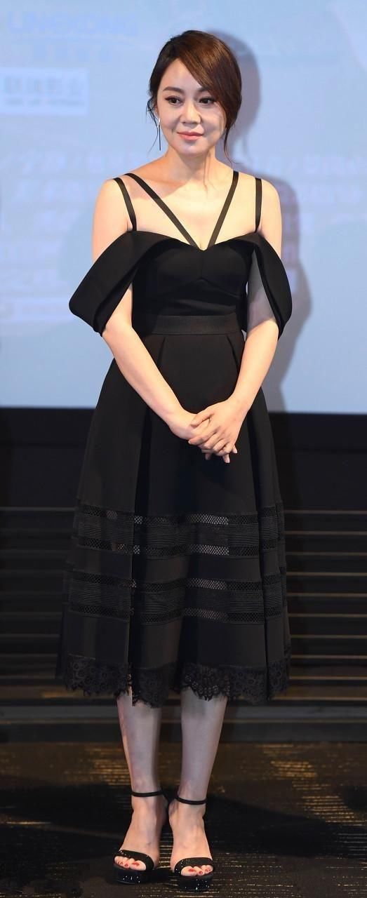 闫妮为了穿吊带裙子,肉都被勒出痕迹了!