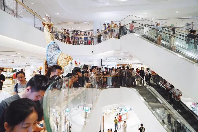 “维密天使”何穗下午在杭州被围观，原来那些传说是真的，肤白胸