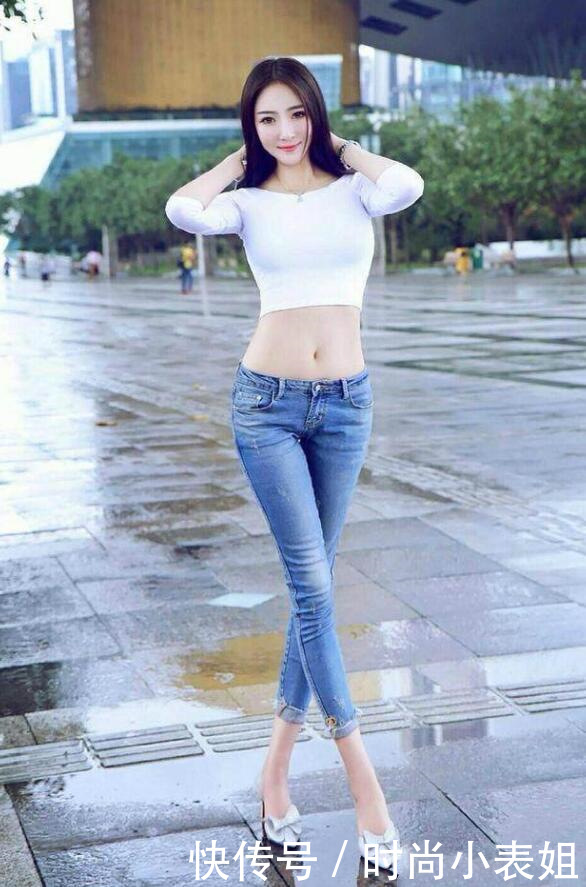 女神街拍:漂亮的紧身牛仔裤小姐姐,穿出时尚女神范儿