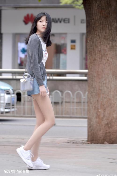 街拍美女：蓝色牛仔热裤搭配灰色休闲外套，小姐姐很美，清新自然