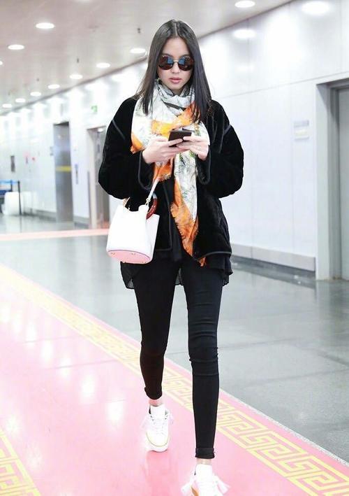 张梓琳这一身打扮很自然 搭的这包很出戏