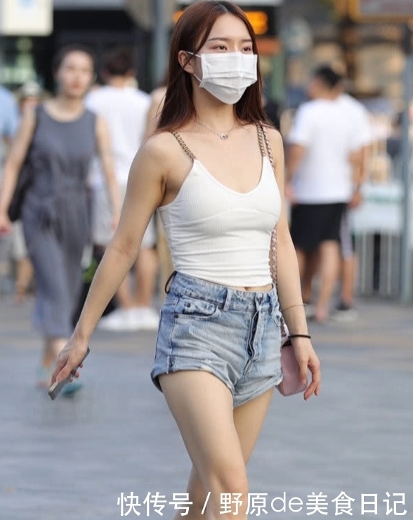 粉色|美目盼兮的美女,一件粉色背心配白色短裤,时尚性感迷人