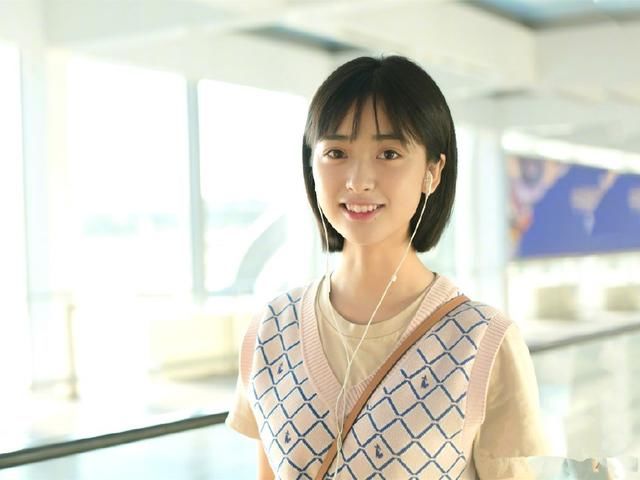 沈月机场穿短袖还配针织衫,是冷还是热?李沁汪苏泷也爱这么穿!