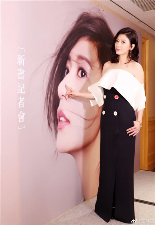 贾静雯穿吊带裙出镜，女神依然是女神，43岁了还是那么美！