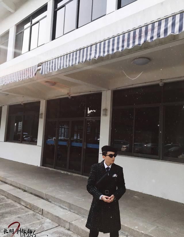  【贝雷帽】男士时尚丨黑色波点大衣＋贝雷帽~
