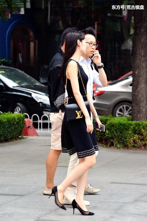 踩上一双时尚的尖头细跟鞋，身材自然挺拔起来，而且还非常自信