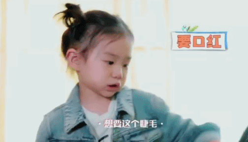 戚薇巴黎时装周看秀，三白眼比ab明显，没戴大美瞳有点认不出来！