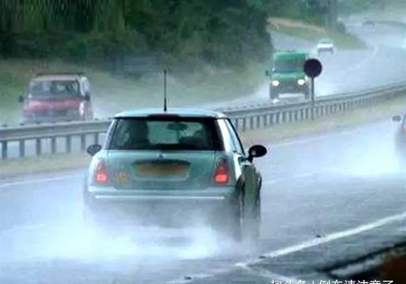  【高速】高速开车突遇暴雨，此时应打开双闪还是雾灯？交警：保