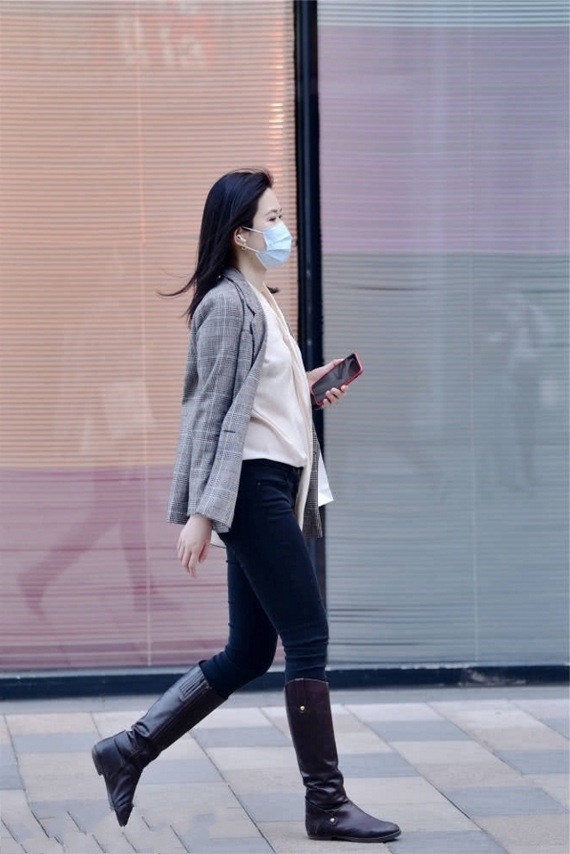 选择|路人街拍,小姐姐选择了一条绿色连衣裙,看着十分清凉