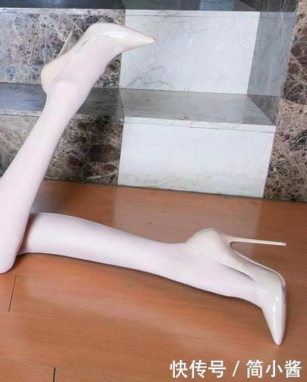 个性的尖头细跟干净利落，简约而不失优雅，饱满而富有气质