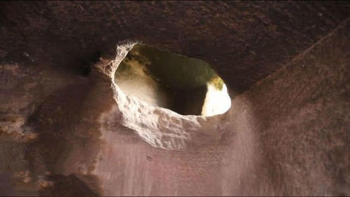 重庆一绝壁发现神秘洞穴群，曾架设过机关暗器，连专家也解释不了