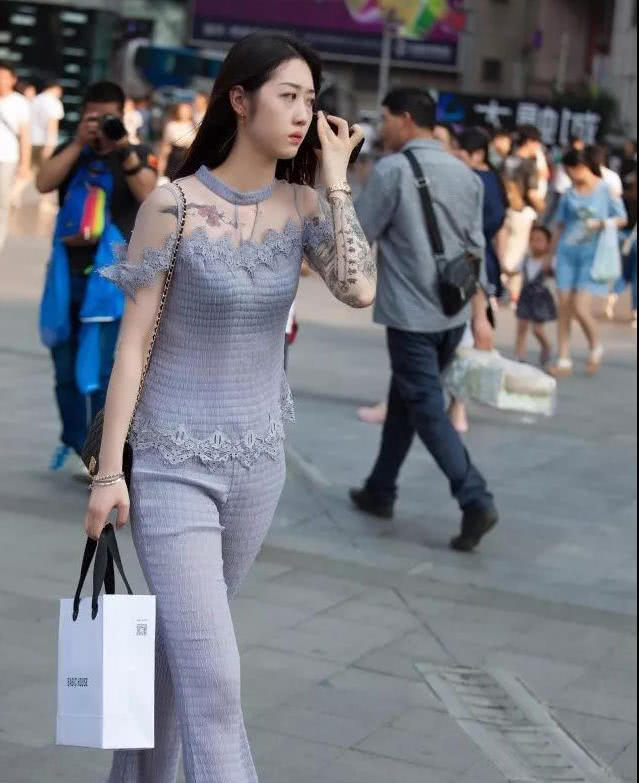 气质小姐姐身穿灰色紧身衣搭配紧身裤，大秀一双迷人的大长腿，吸