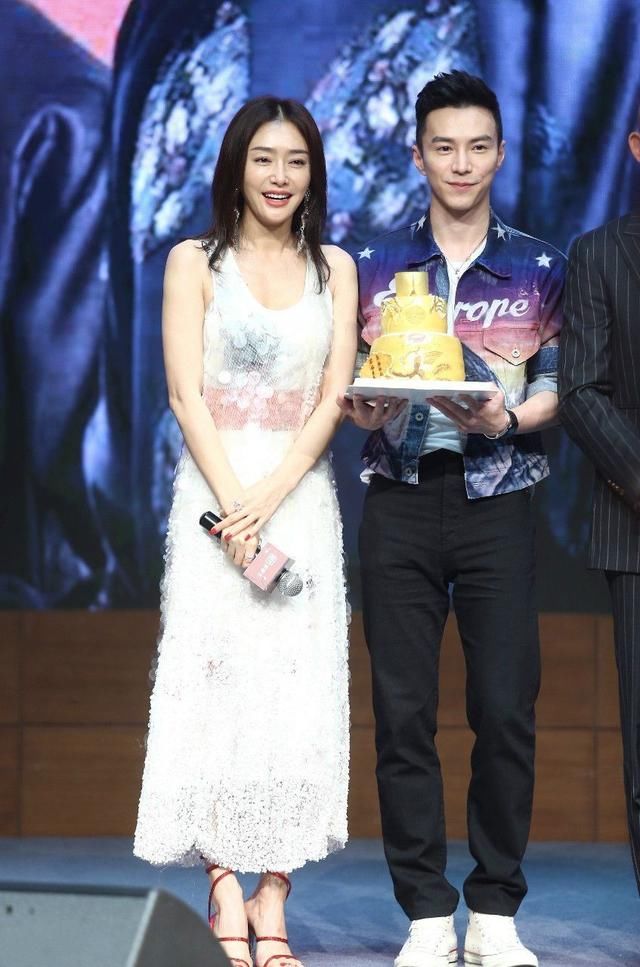 秦岚演了主角，新耳环快把耳朵坠掉了！