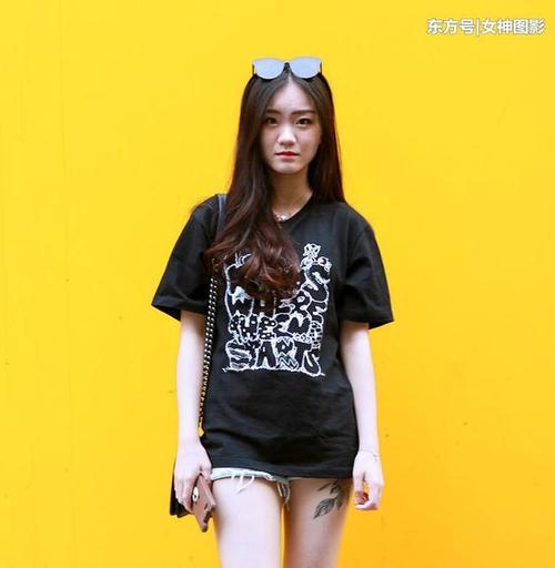 时尚街拍：穿牛仔热裤的美女，清纯又性感！