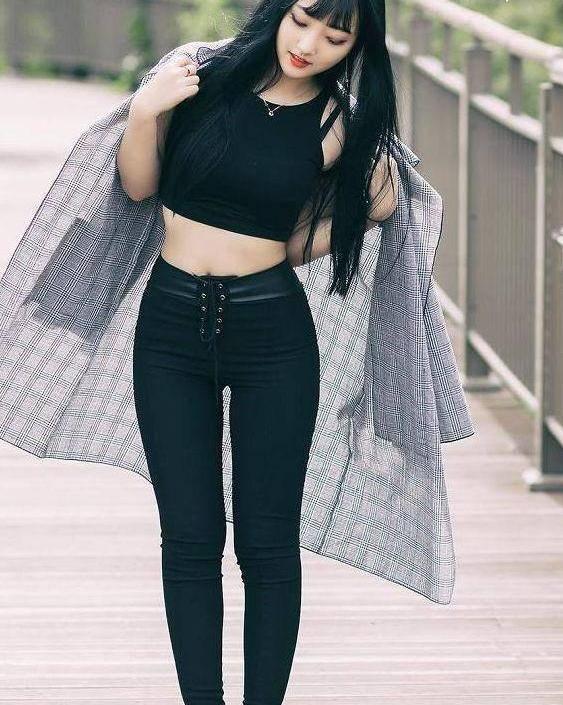 精致搭配的打底裤美女，身材曼妙，更显唯美气息！