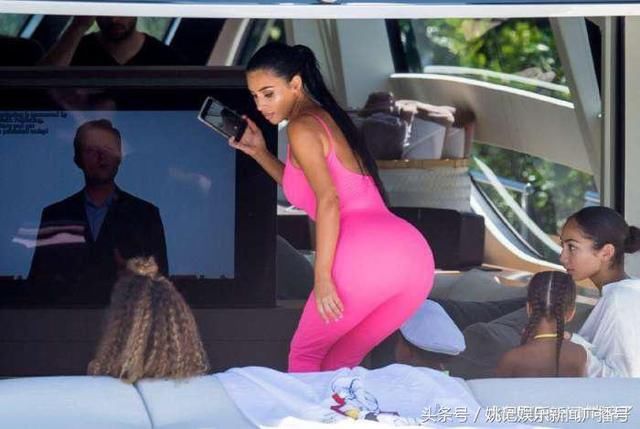 卡戴珊美炸了！这么紧的连体裤竟塞得下，网友：这身材逼死多少人