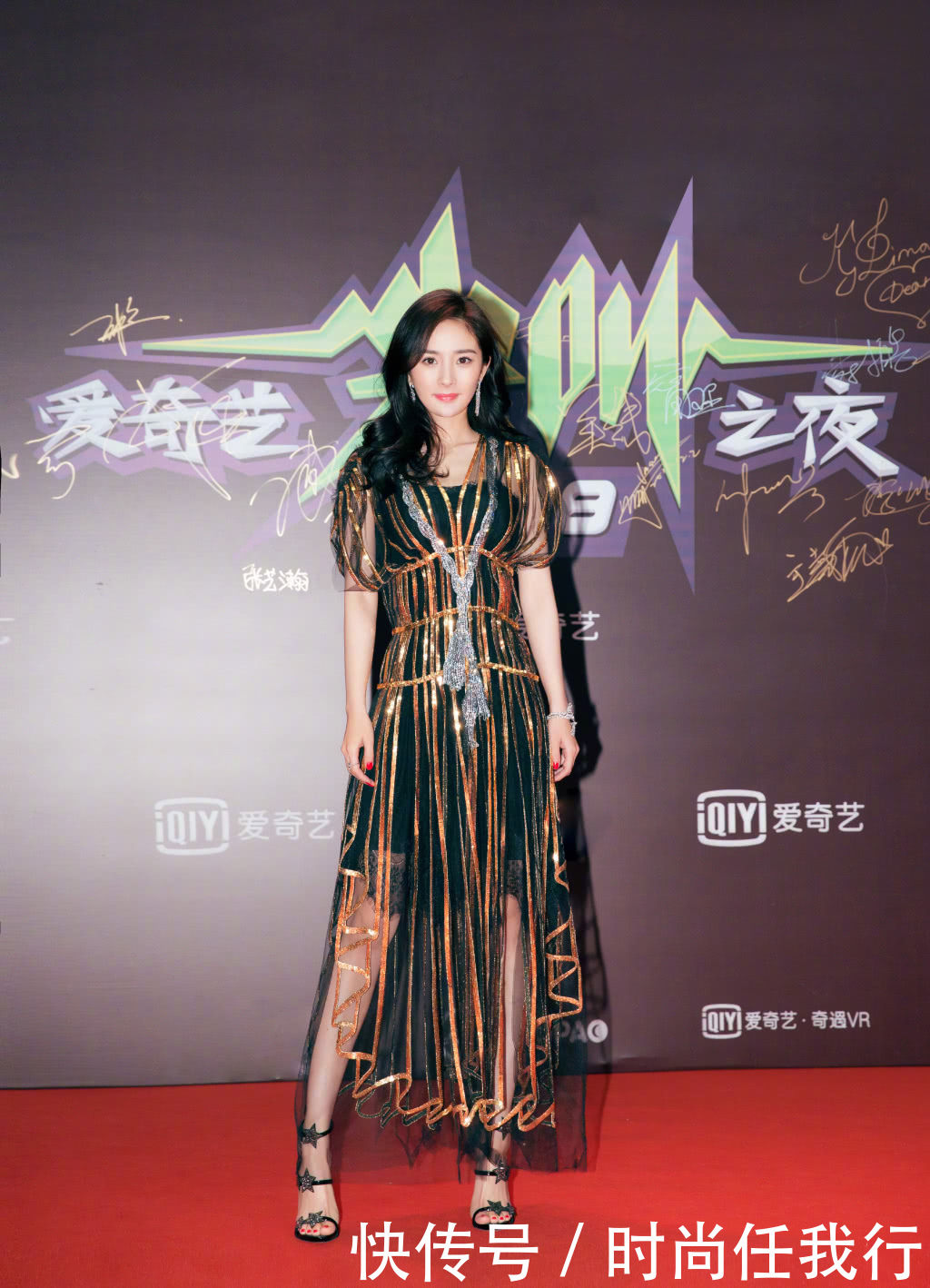 杨幂又解锁新搭配！柳钉短裙配长筒袜，网友：一般人穿能丑哭！