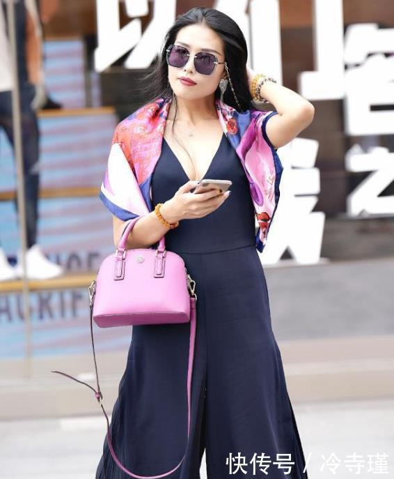  [女人]街拍美女：有着天使笑容的小姐姐，美搭时尚热裤，更显女人魅力！