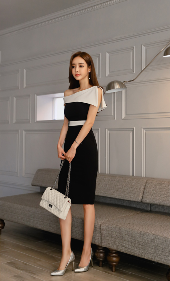 女神孙允珠，夜来香花萝翻领收腰撞彩衣裙