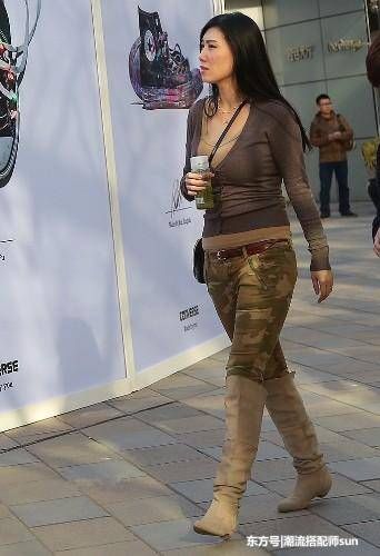 街拍:图1乔欣真胆大，牛仔衣敞开却只穿了抹胸!图2迷彩服美女