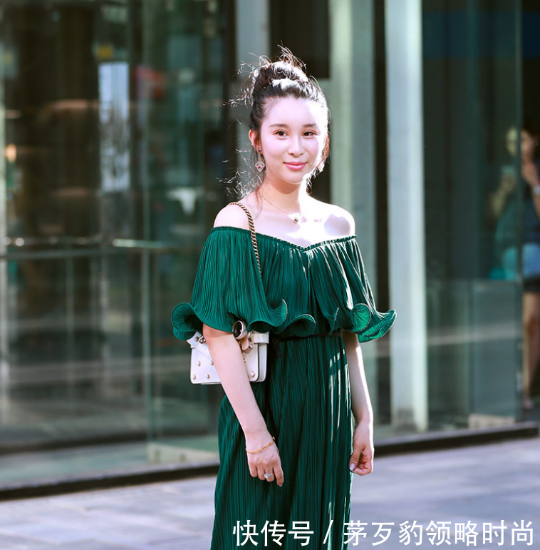 黑色紧身连衣裙的勾勒出这位美女身材,成为街头一个亮点!!