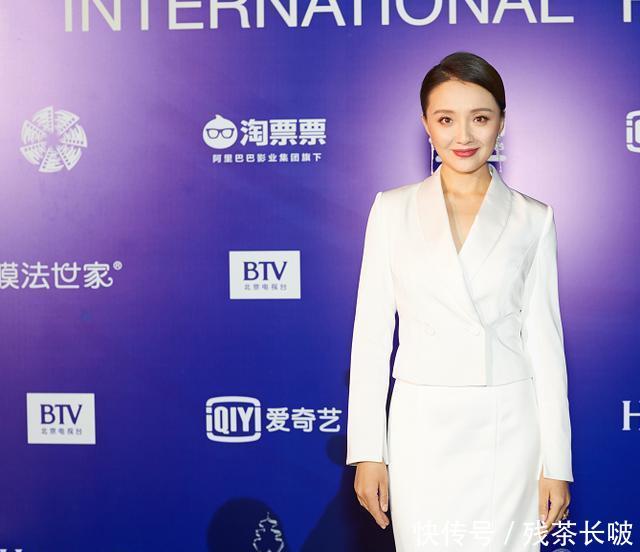  装配：“槿汐姑姑”越来越美，短西装配鱼尾裙好显身材，这比例看服我了