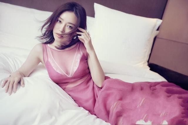 秦岚裙子穿的又短又紧，难怪要裹一层塑料袋，网友：欣赏不来！