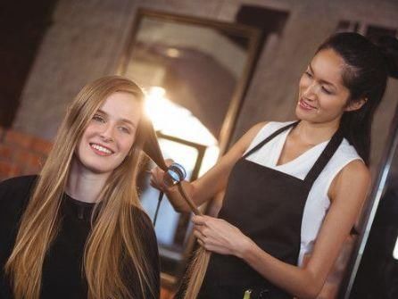 四五十岁的女人,别总剪短发!这3种发型能“装嫩”,女人味满满