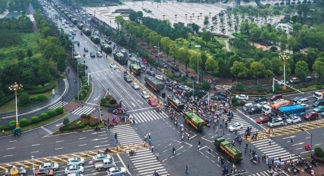  「列车」江西最应该成为高铁枢纽的一个城市，每天停靠的列车比